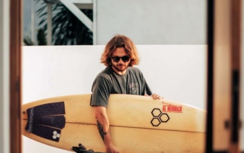 Muore mentre fa surf in Indonesia, tragedia per un 39enne toscano