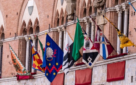 Ancora bandiera verde, il maltempo ferma di nuovo il Palio