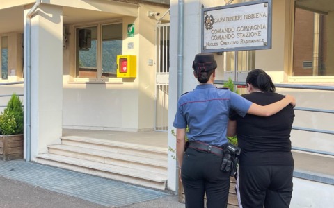 In fuga dalla furia del compagno, trova rifugio in un bar e chiama i Carabinieri