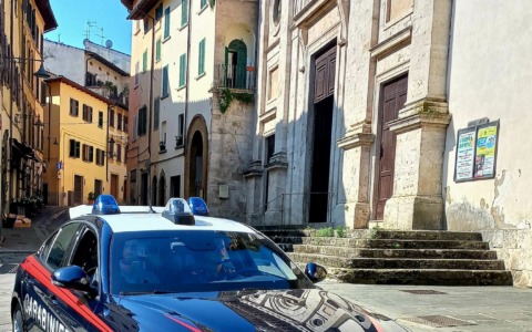 Rapina in pieno centro a Poggibonsi: bloccano un 60enne e gli rubano il portafogli. Fermati due giovani