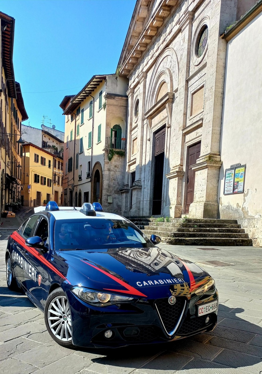 Rapina in pieno centro a Poggibonsi: bloccano un 60enne e gli rubano il portafogli. Fermati due giovani