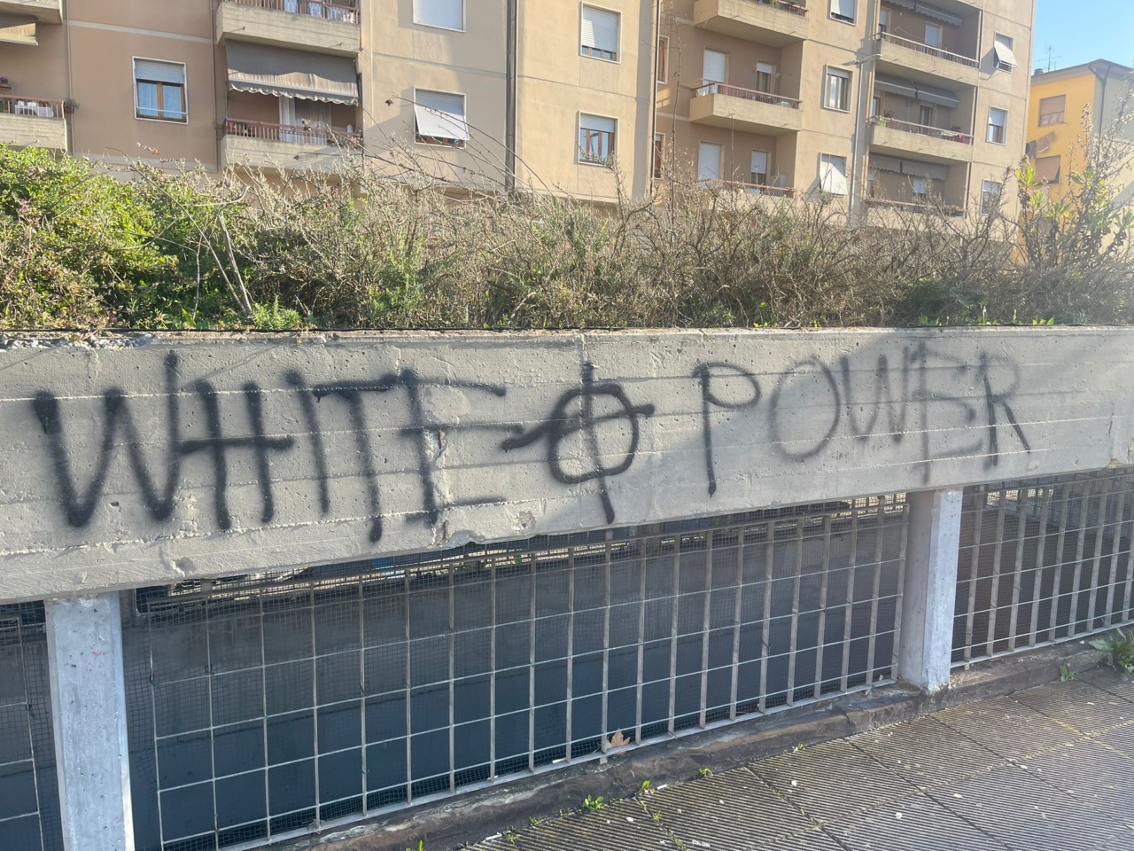 Scritte neonaziste, volantini e propaganda: cinque minorenni denunciati in Valdarno