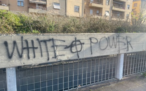 Scritte neonaziste, volantini e propaganda: cinque minorenni denunciati in Valdarno