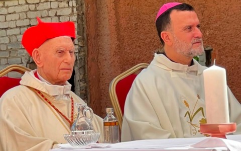 Il cardinal Simoni celebra messa nel campo di concentramento di Spac