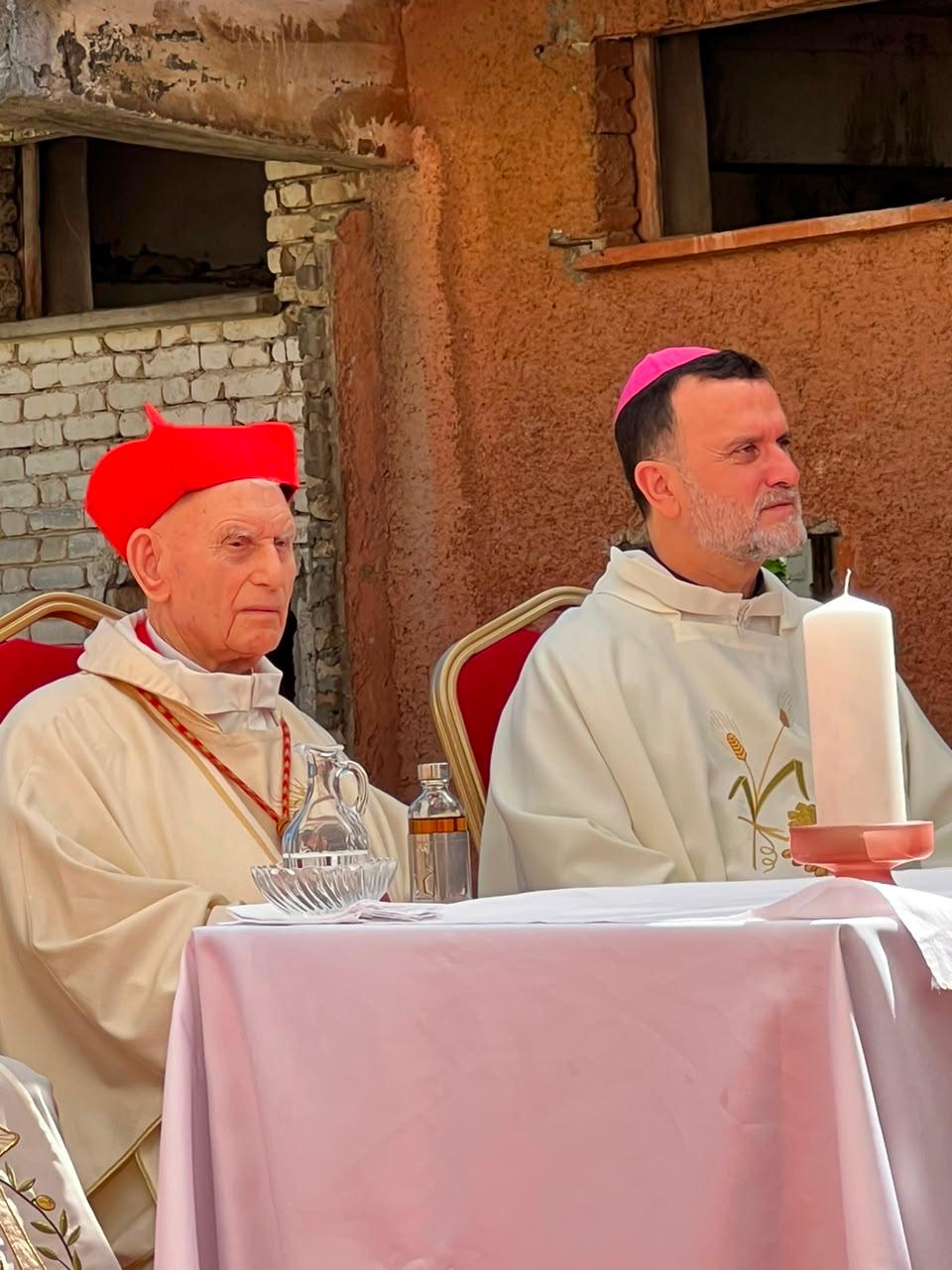 Il cardinal Simoni celebra messa nel campo di concentramento di Spac