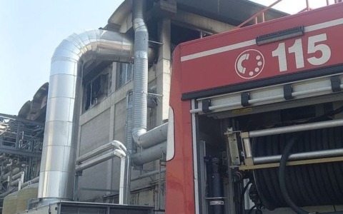 Incendio notturno in una cartiera di Marlia