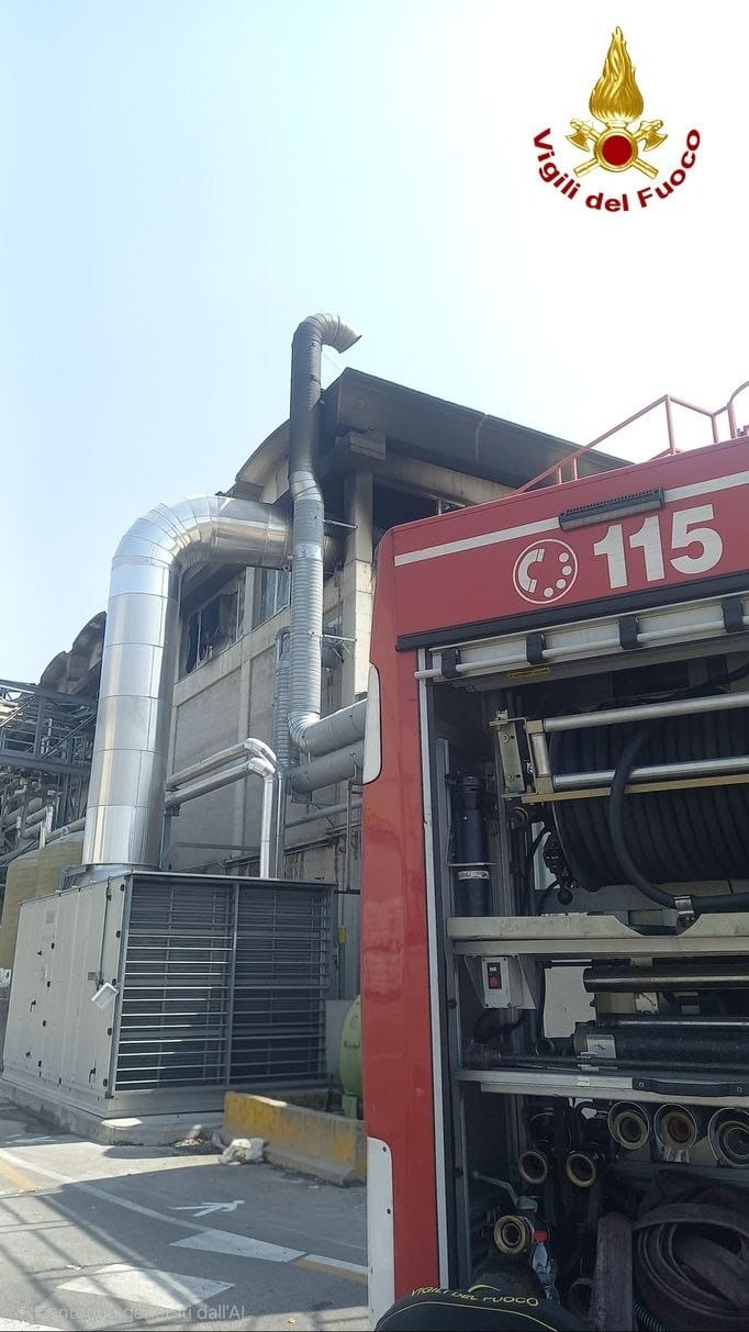 Incendio notturno in una cartiera di Marlia