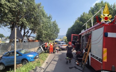 Due auto si scontrano sulla SS1 e finiscono nel fosso
