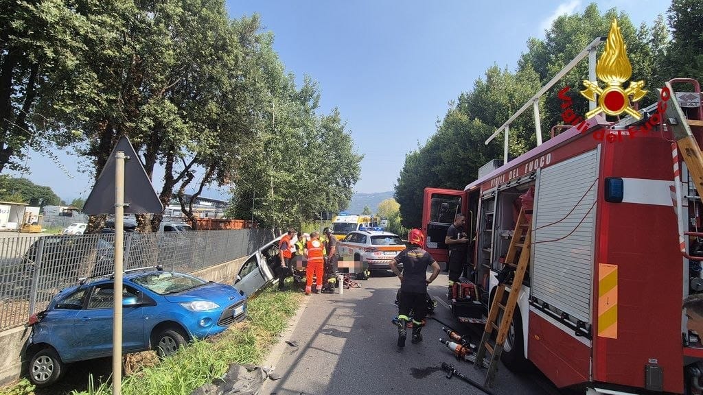 Due auto si scontrano sulla SS1 e finiscono nel fosso