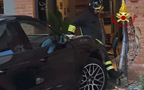 Finisce con l’auto dentro un esercizio commerciale, nessun ferito