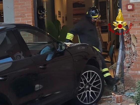 Finisce con l’auto dentro un esercizio commerciale, nessun ferito