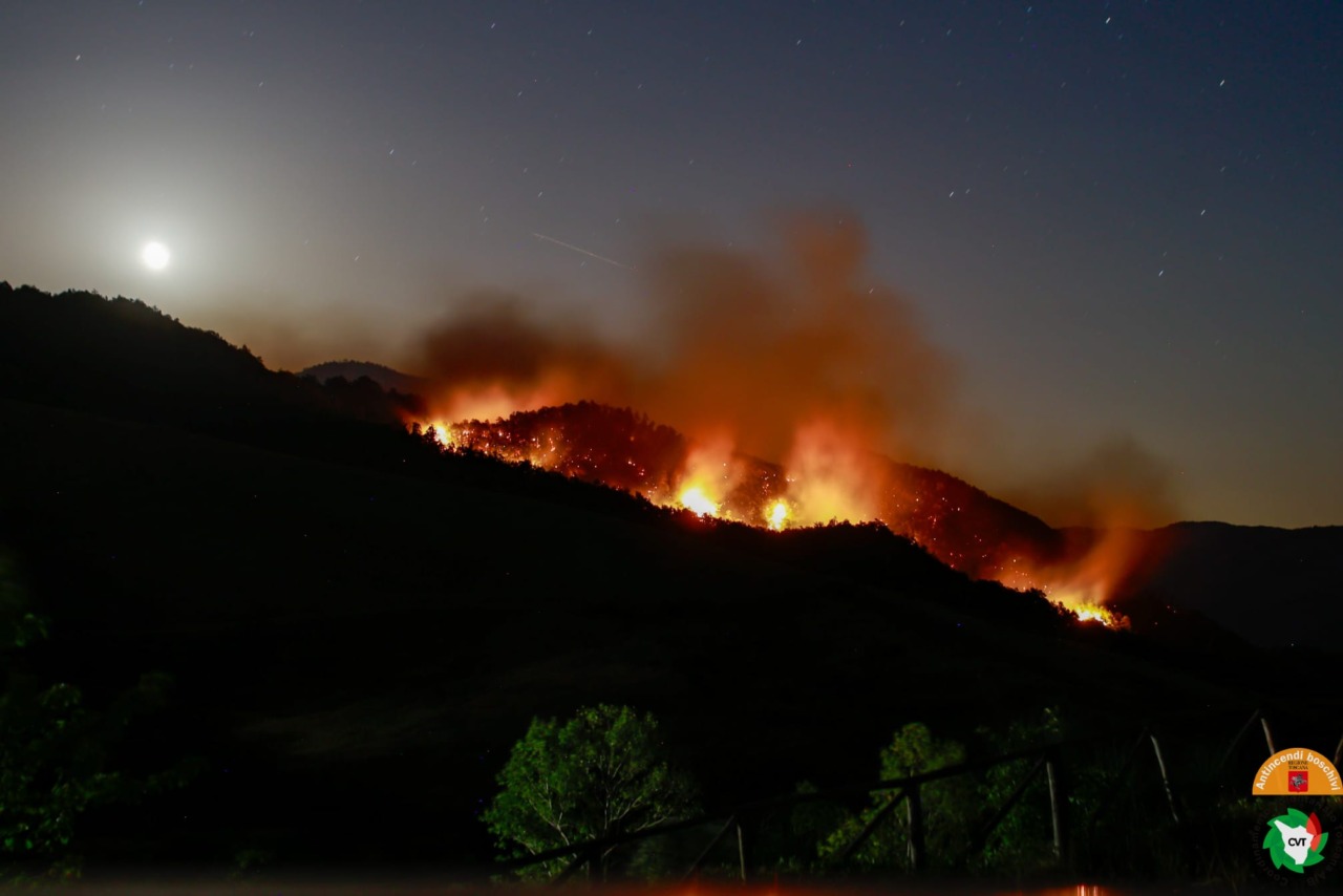 Incendio in alto Mugello, 2 elicotteri e 1 canadair in azione