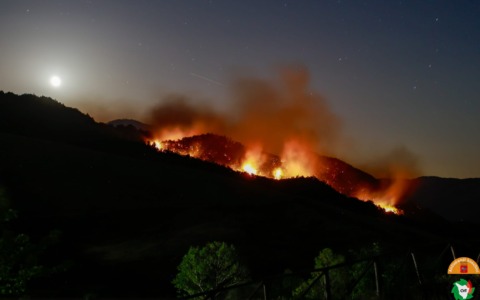 Incendio in alto Mugello, 2 elicotteri e 1 canadair in azione