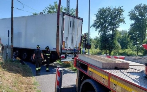 Tir fermo sui binari della linea Viareggio-Firenze, circolazione sospesa in mattinata