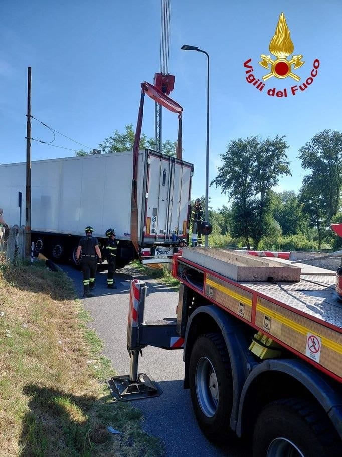 Tir fermo sui binari della linea Viareggio-Firenze, circolazione sospesa in mattinata