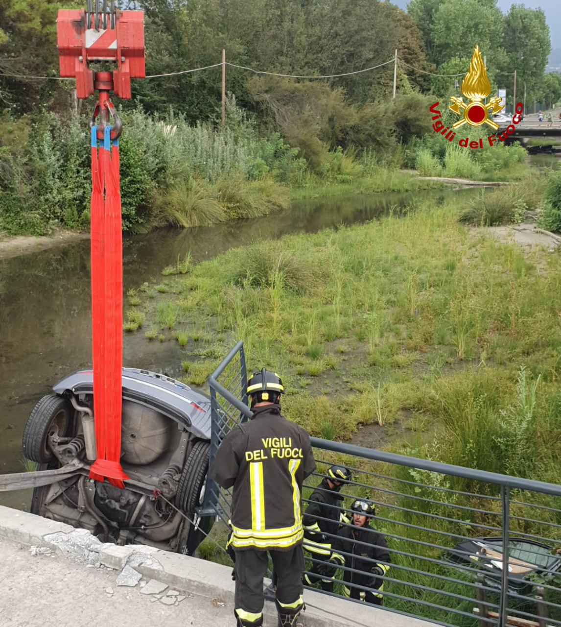In bilico con l’auto sul fosso di Magliano, anziano salvato