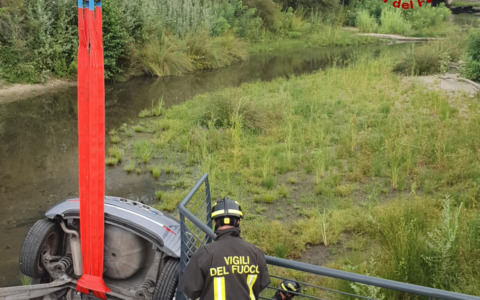 In bilico con l’auto sul fosso di Magliano, anziano salvato