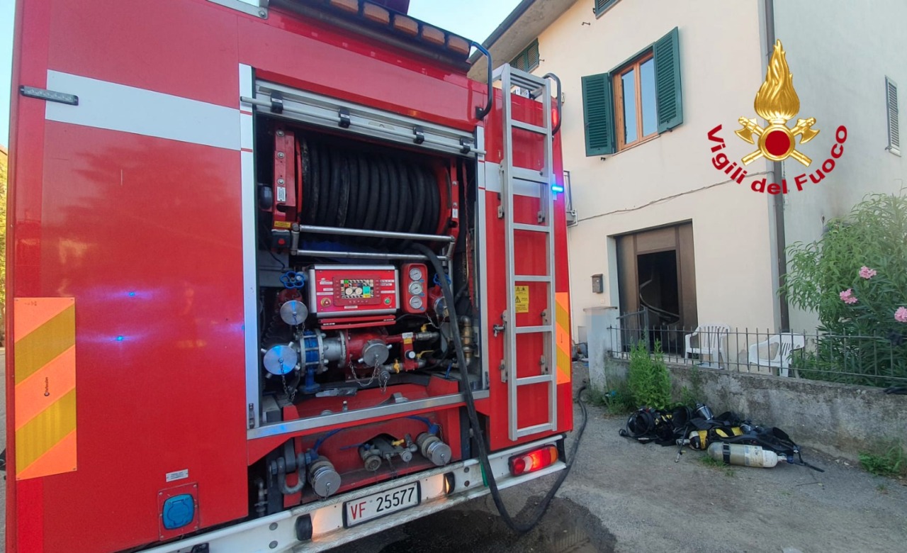 Incendio in appartamento, ustionato 66enne