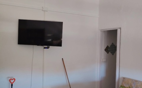 Crolla l’intonaco in una casa popolare: tragedia sfiorata a Livorno