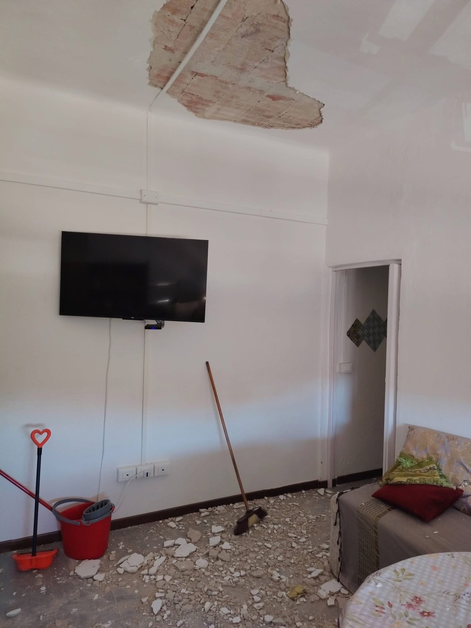 Crolla l’intonaco in una casa popolare: tragedia sfiorata a Livorno