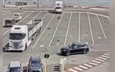 Furgone scivola in mare a Piombino: tragedia scongiurata