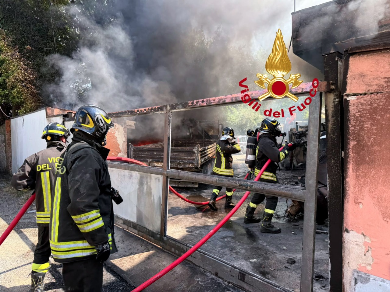 Vinci, fiamme in rimessaggio, veicoli distrutti e appartamento inagibile