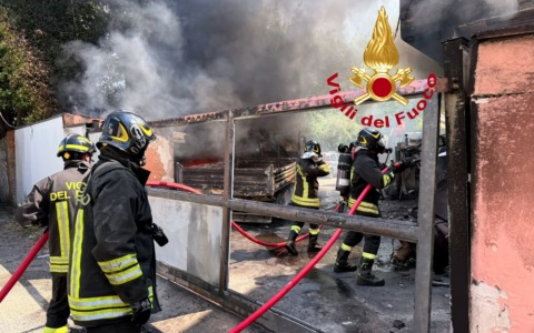Vinci, fiamme in rimessaggio, veicoli distrutti e appartamento inagibile