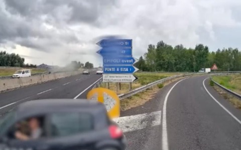 Auto in contromano sulla Fi-Pi-Li: un camionista evita il peggio