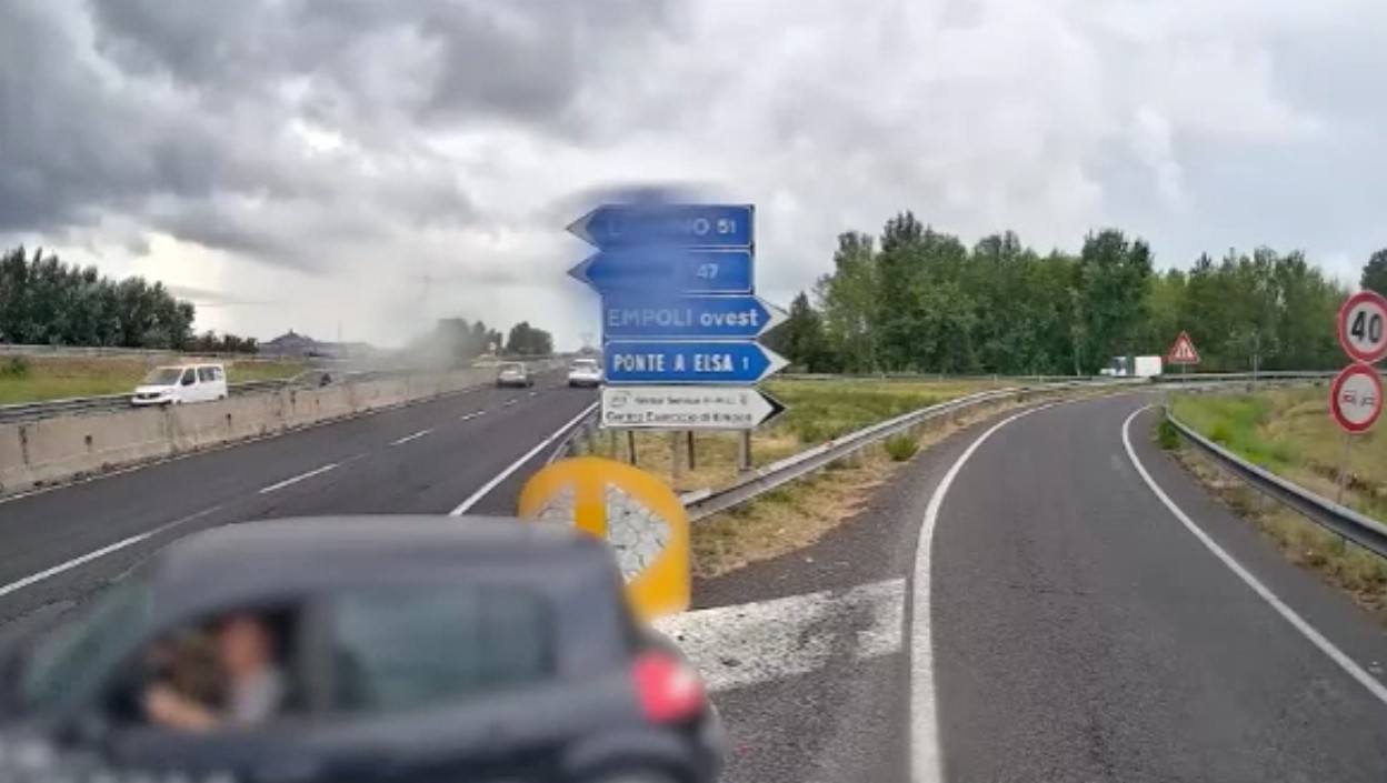 Auto in contromano sulla Fi-Pi-Li: un camionista evita il peggio