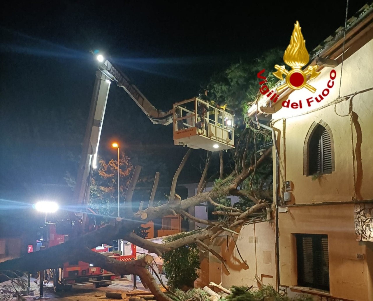 Maltempo, albero caduto su una casa a Montelupo
