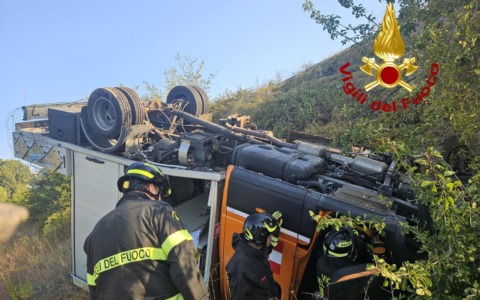 Gavorrano, furgone ribaltato sull’Aurelia: un ferito
