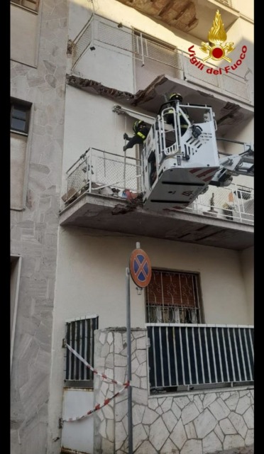 Balcone cede e lei precipita nel vuoto: morta una donna di 56 anni