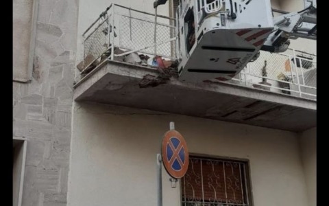 Balcone cede e lei precipita nel vuoto: morta una donna di 56 anni