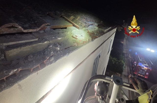 Crolla porzione di tetto a Rapolano Terme, intervengono i vigili del fuoco