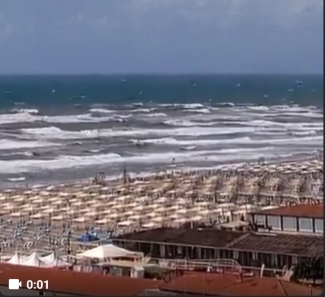 Tromba d’aria in Versilia, stabilimenti balneari ko – VIDEO