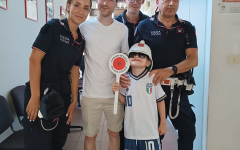Bambino inglese di 9 anni si perde in centro storico: ritrova i genitori grazie alla Polizia Locale