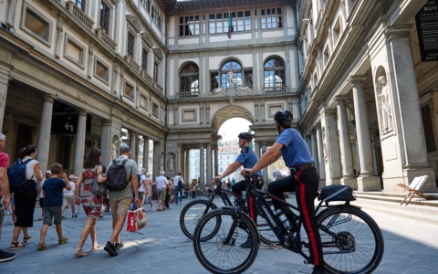 Sicurezza, carabinieri in pattuglia anche in sella e-bike