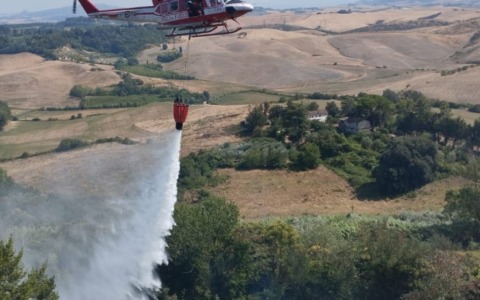 Fiamme nei boschi di Castell’Azzara, in azione quattro elicotteri