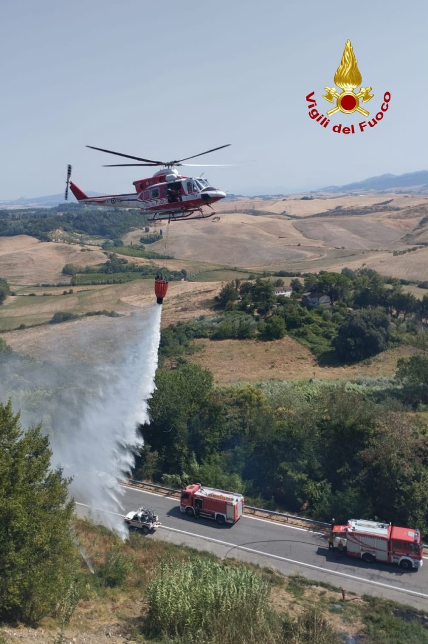 Fiamme nei boschi di Castell’Azzara, in azione quattro elicotteri