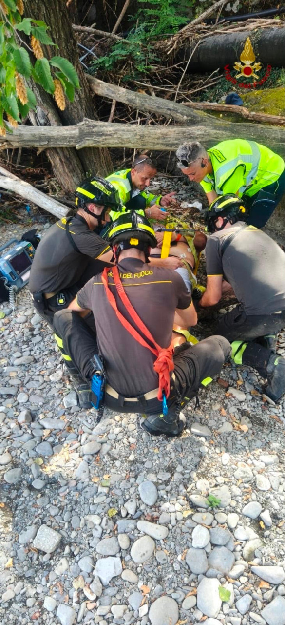 Colpito da un malore mentre pesca nel Bisenzio, soccorso in codice giallo