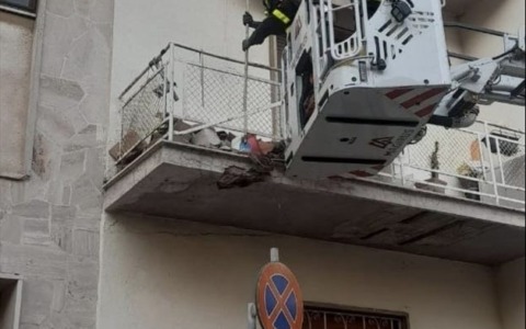 Morta dopo il crollo del terrazzo, indagini sui lavori non fatti