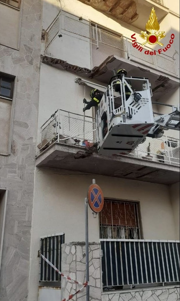 Morta dopo il crollo del terrazzo, indagini sui lavori non fatti