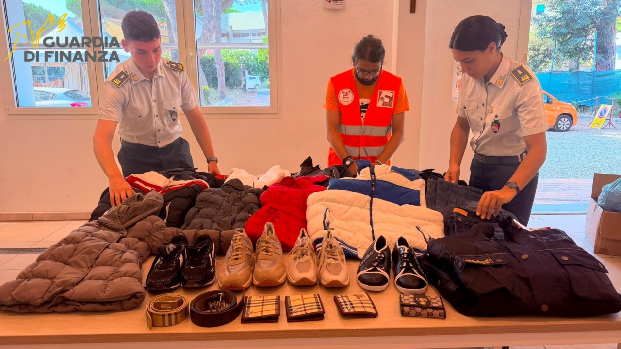 Abiti sequestrati dalla Guardia di Finanza, donati alla Caritas