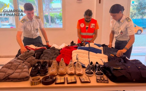 Abiti sequestrati dalla Guardia di Finanza, donati alla Caritas