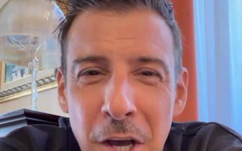 Malore per Gabbani mentre canta, concerto interrotto
