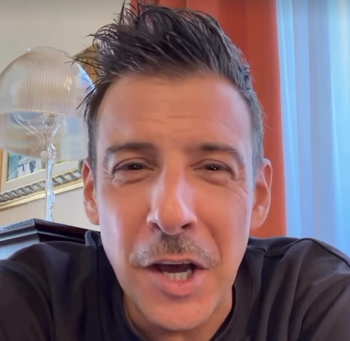 Malore per Gabbani mentre canta, concerto interrotto