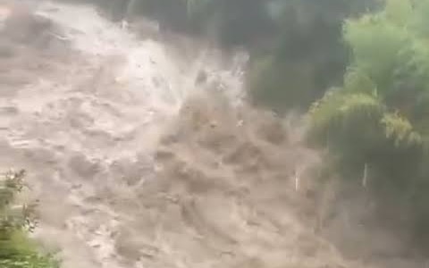 Bomba d’acqua in Lunigiana, tre persone salvate sotto una frana
