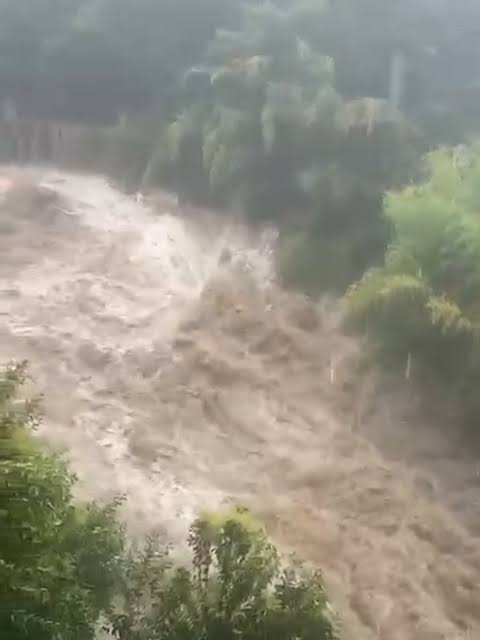 Bomba d’acqua in Lunigiana, tre persone salvate sotto una frana