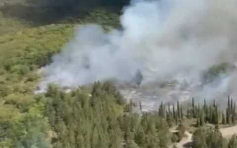 Incendio nei boschi di San Donato in Poggio, tre elicotteri della Regione in azione
