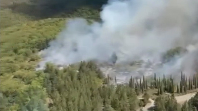 Incendio nei boschi di San Donato in Poggio, tre elicotteri della Regione in azione